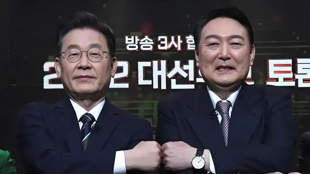 邓文迪追他同框,总统差点给他跪了!财阀大boss坐完牢上桌富豪圈顶流……