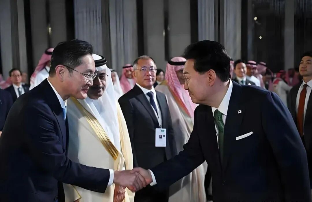 邓文迪追他同框,总统差点给他跪了!财阀大boss坐完牢上桌富豪圈顶流……