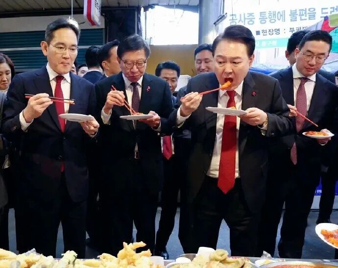 邓文迪追他同框,总统差点给他跪了!财阀大boss坐完牢上桌富豪圈顶流……