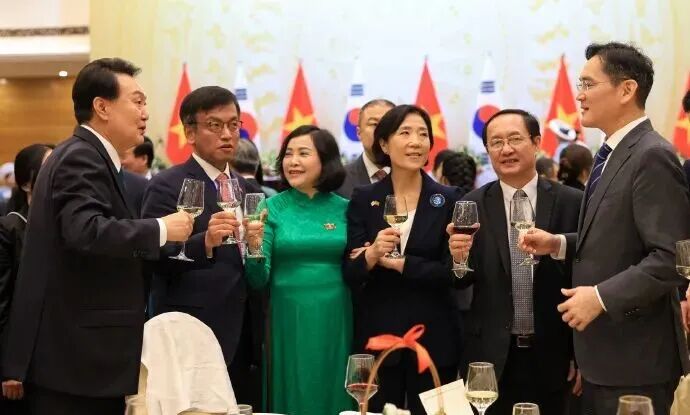 邓文迪追他同框,总统差点给他跪了!财阀大boss坐完牢上桌富豪圈顶流……