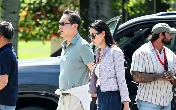 邓文迪追他同框，总统差点给他跪了！财阀大boss坐完牢上桌富豪圈顶流……