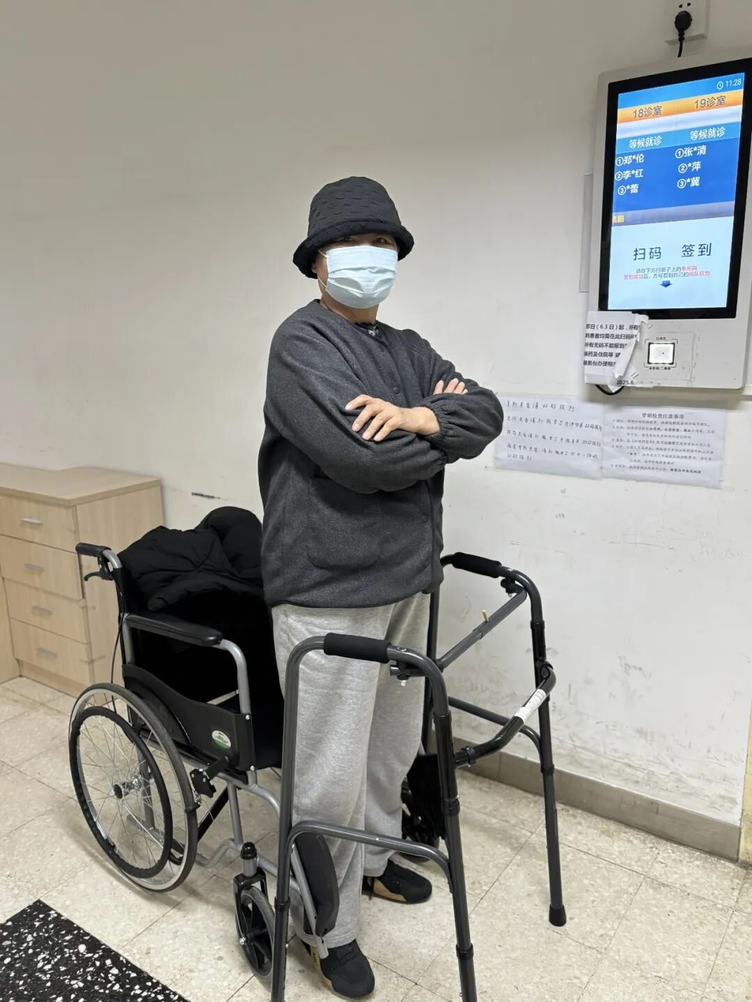 母亲晚期肺癌第九年,独生子女的终极命题:父母真的只剩你了