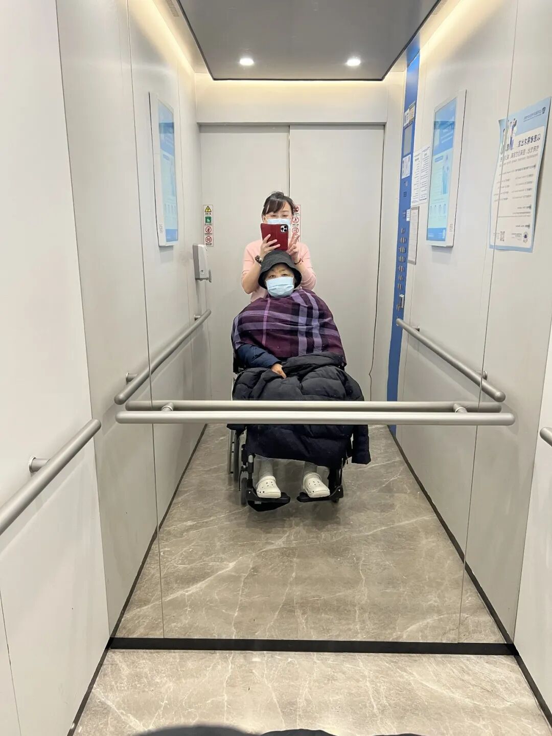 母亲晚期肺癌第九年,独生子女的终极命题:父母真的只剩你了
