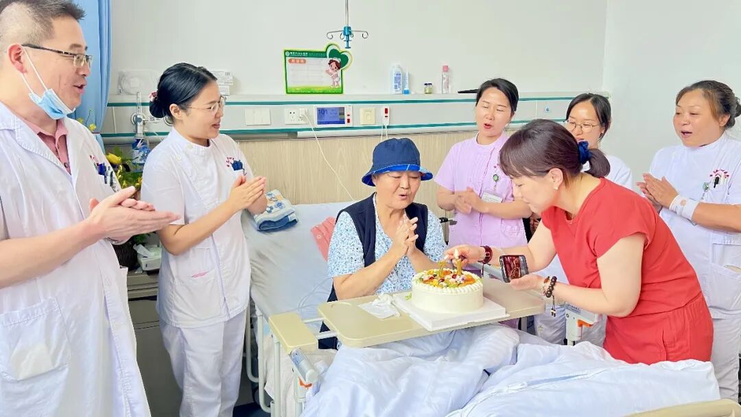 母亲晚期肺癌第九年,独生子女的终极命题:父母真的只剩你了