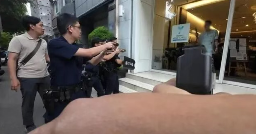 惊悚! 华人教授提大砍刀闯教室 狂砍亲戚50多刀 警员现场连开4枪!