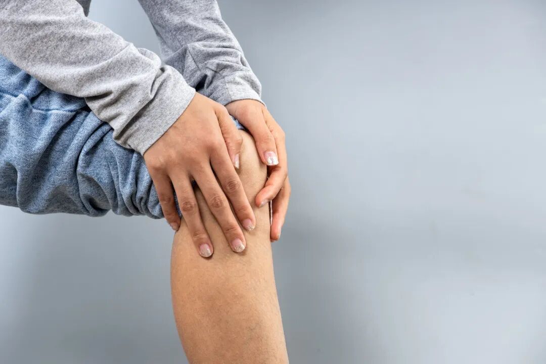 走路时膝盖突然一“软”,是腿出问题了?专家解答……
