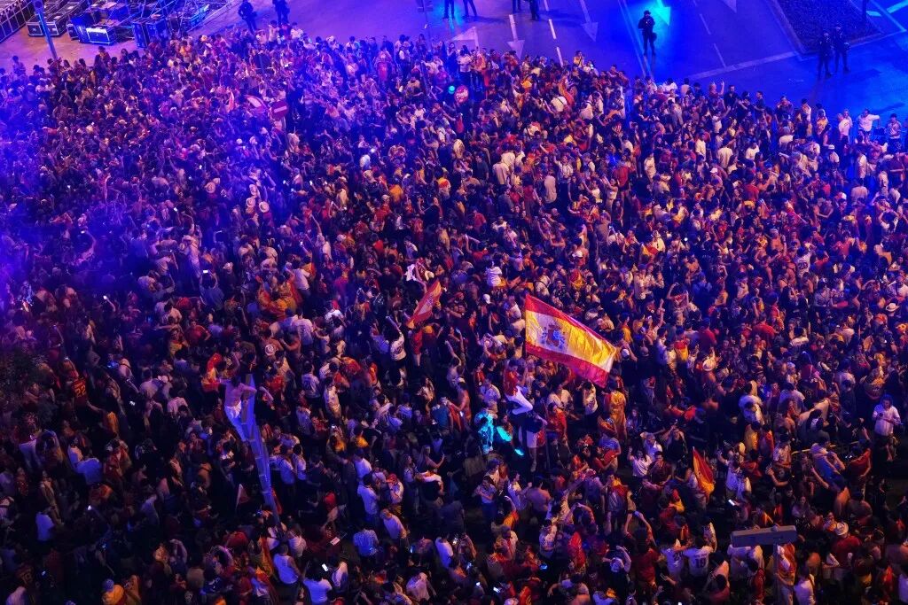 近180万人参加西班牙夺冠游行!48队扩军催生308球历史纪录,C罗点赞“FIFA想把世界杯送给梅西”