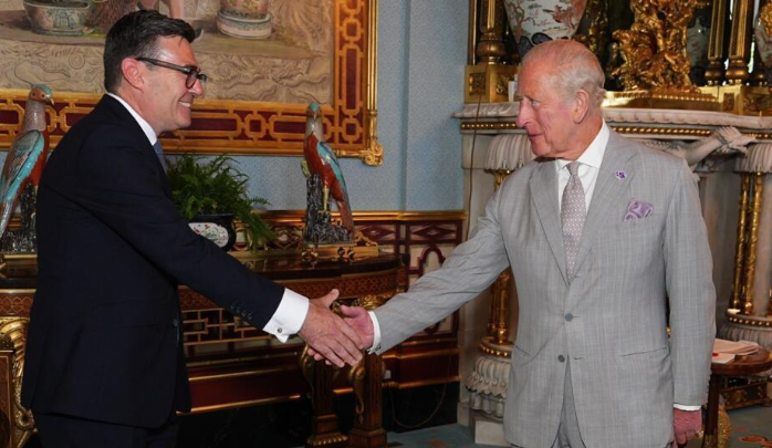 英国新首相就任!放话要“重塑英国”,斯塔默笑着走了...