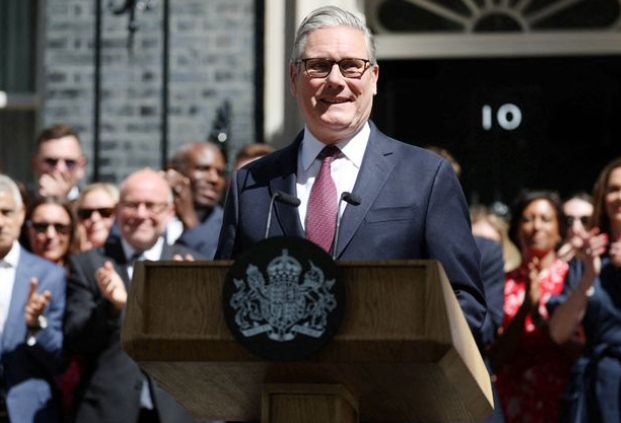 英国新首相就任!放话要“重塑英国”,斯塔默笑着走了...