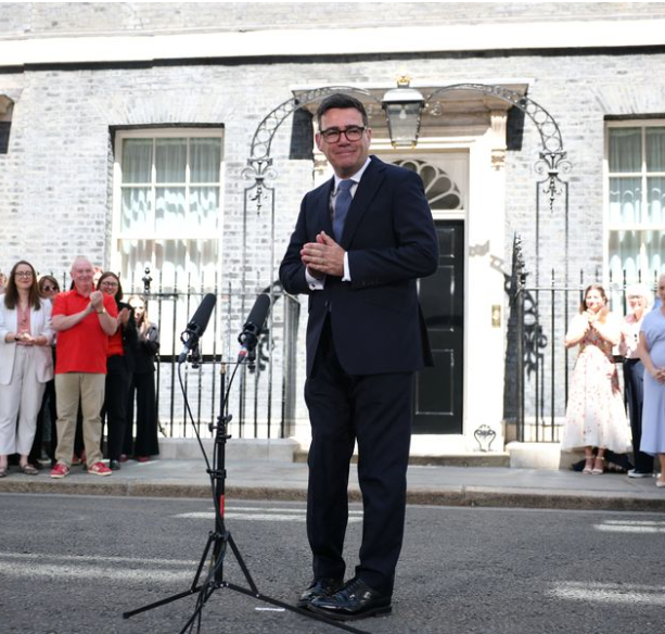 英国新首相就任!放话要“重塑英国”,斯塔默笑着走了...