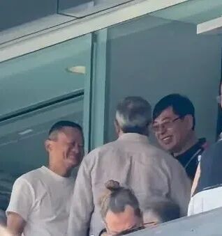 马云穿白T低调看球！李彦宏、丁磊靠边站，万亿大佬合照C位居然是他…