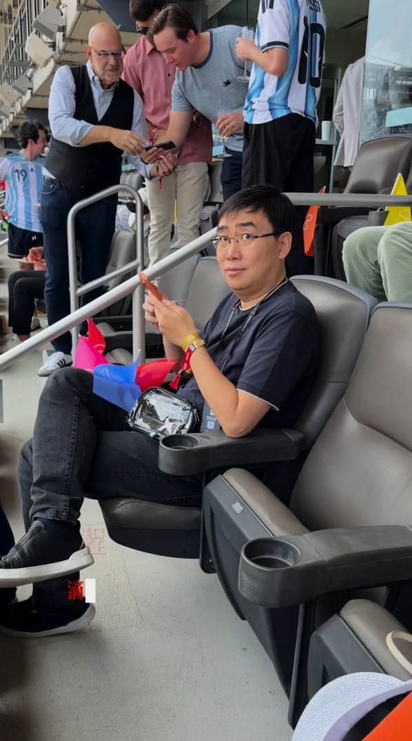 马云穿白T低调看球！李彦宏、丁磊靠边站，万亿大佬合照C位居然是他…