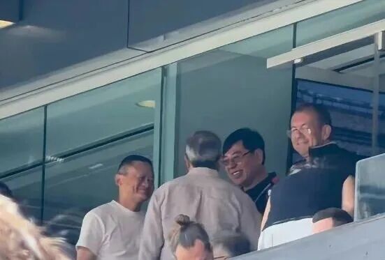 马云穿白T低调看球！李彦宏、丁磊靠边站，万亿大佬合照C位居然是他…
