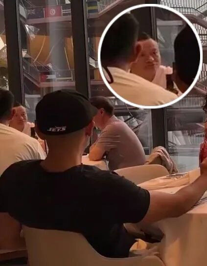 马云穿白T低调看球！李彦宏、丁磊靠边站，万亿大佬合照C位居然是他…