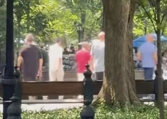 马云穿白T低调看球！李彦宏、丁磊靠边站，万亿大佬合照C位居然是他…