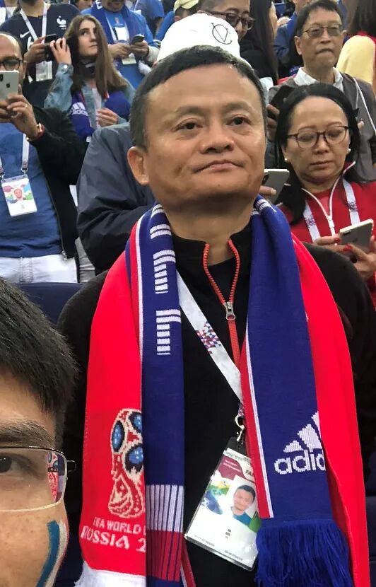 马云穿白T低调看球！李彦宏、丁磊靠边站，万亿大佬合照C位居然是他…