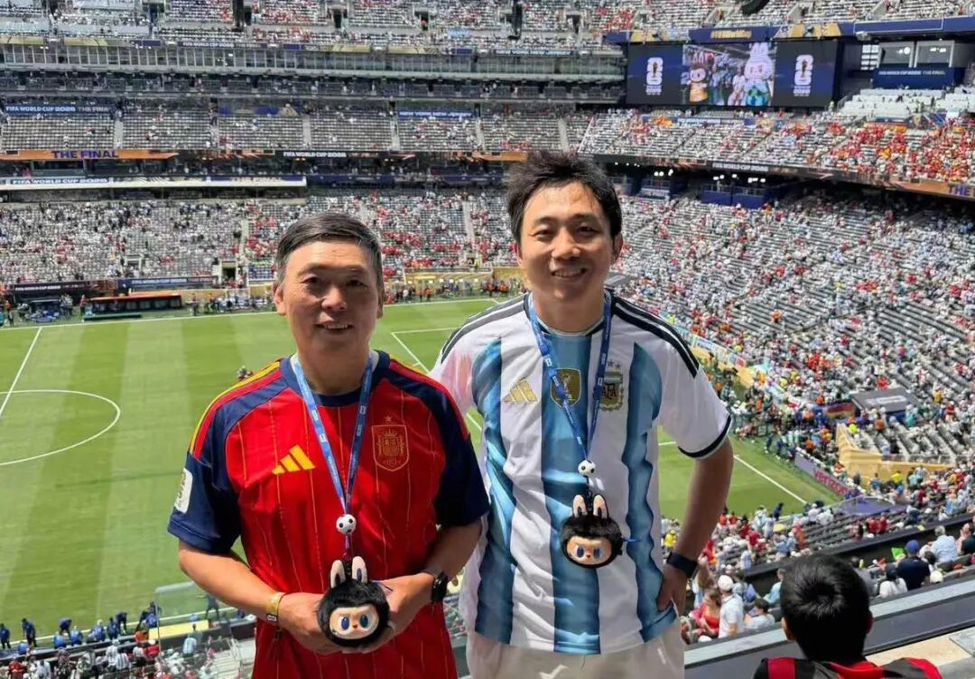 马云穿白T低调看球！李彦宏、丁磊靠边站，万亿大佬合照C位居然是他…