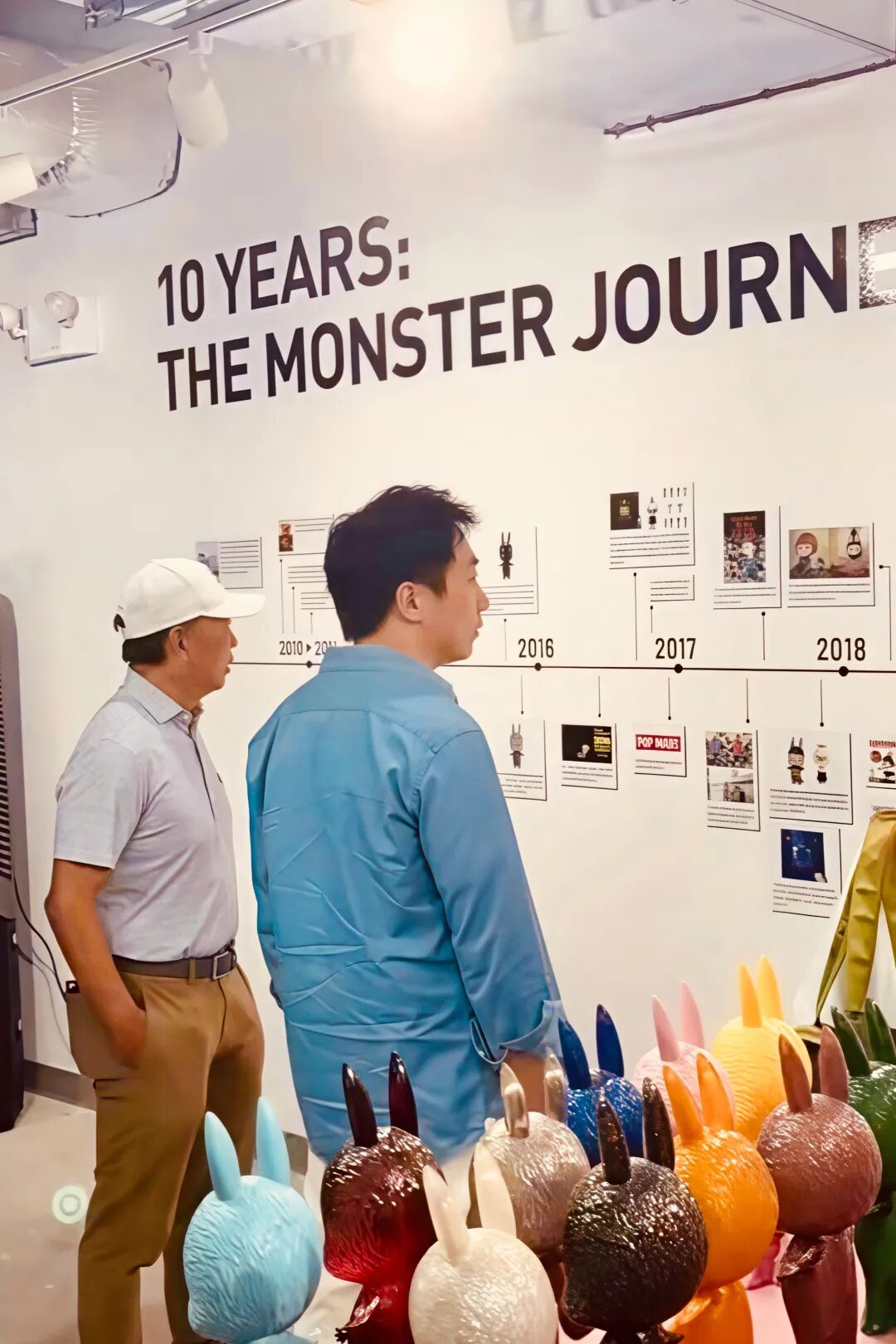 马云穿白T低调看球！李彦宏、丁磊靠边站，万亿大佬合照C位居然是他…