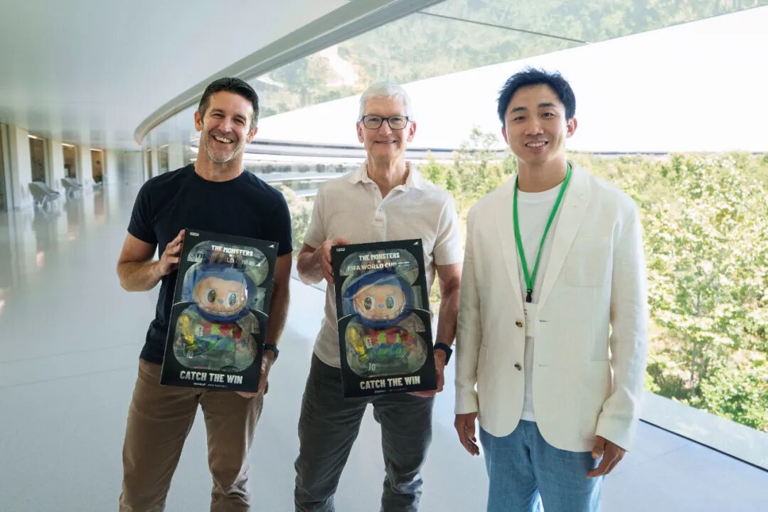 马云穿白T低调看球！李彦宏、丁磊靠边站，万亿大佬合照C位居然是他…