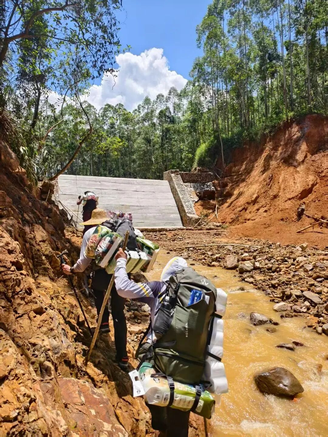 痛心!29岁成都小伙旅行中改道去广西救灾,因劳累过度致心衰离世;他当日凌晨出发翻几座山送物资