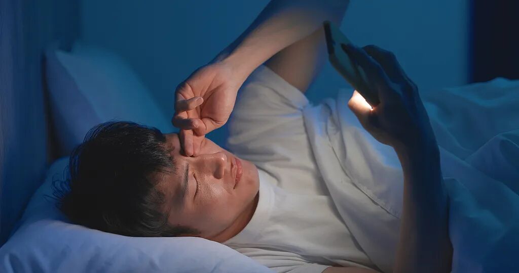 想让眼睛瞎得更快，一定要用这个姿势玩手机！