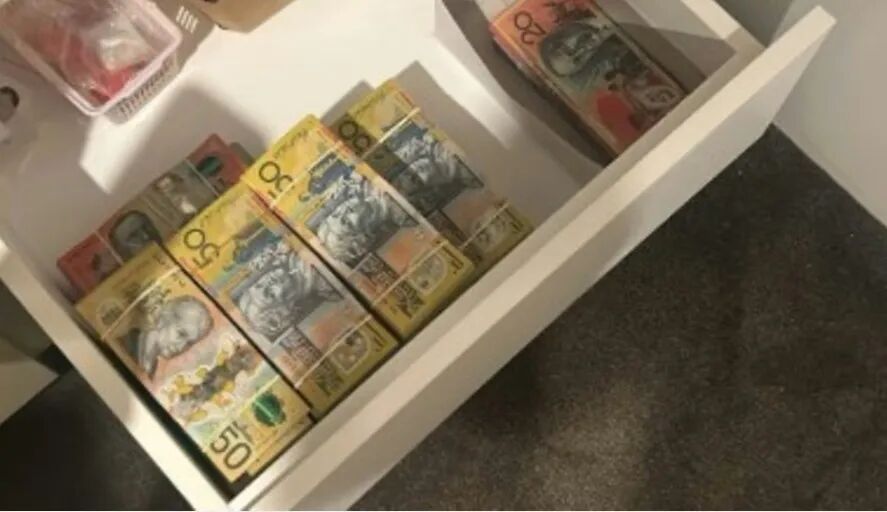 丢人！留学生频繁往返中国与澳洲，竟是偷偷做这事！当场被抓，查出大量现金及奢侈品！或坐牢10年