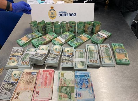 胆大包天！藏在茶叶里，中国男子企图用$2万现金贿赂澳洲公务员！离澳前被当场逮捕！