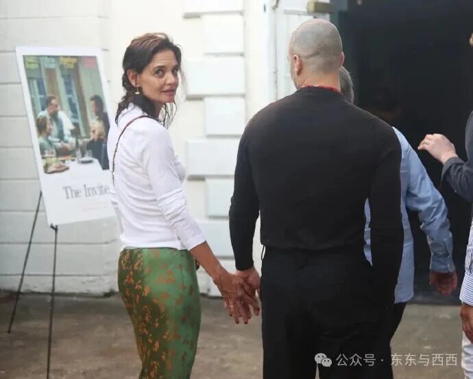 前天王嫂和小9岁艺术家热恋,被前任伤惨后,她找了一堆小卡拉米……