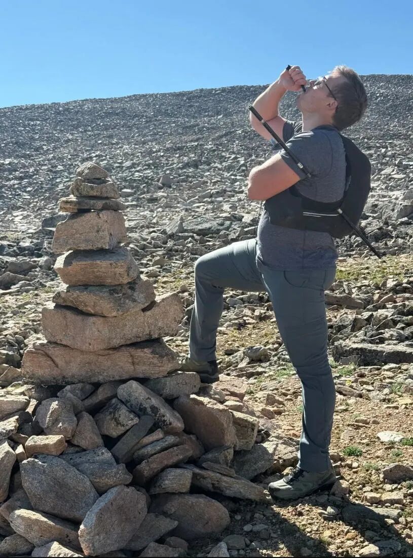美国小哥被登山杖刺穿,却嫌救护车太贵!身上插着杆,硬走16公里去医院...