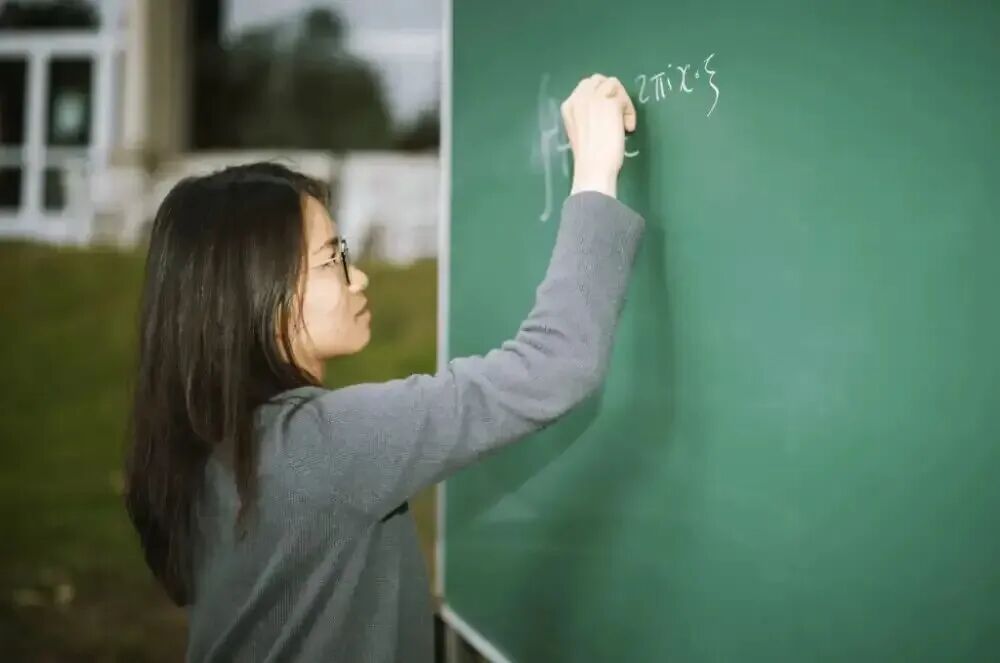 王虹被捧成“高智感带货女王”，是这两天全网最疯狂的事