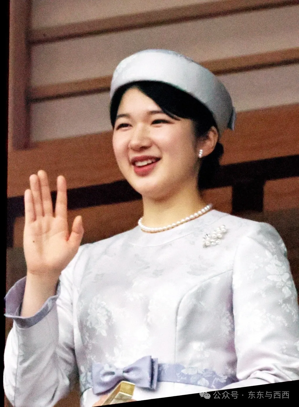 24岁爱子公主颜值逆袭，被嘲“没人娶”却牵手185高富帅，不当天皇更开心？