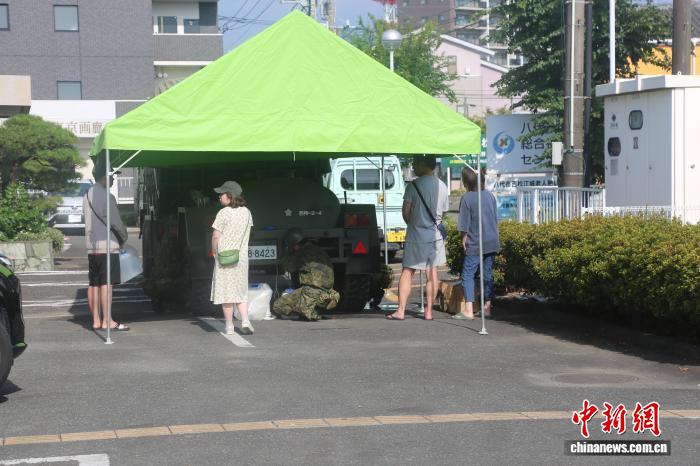 直击日本熊本地震灾区：余震、高温、断水等带来多重考验-中新网