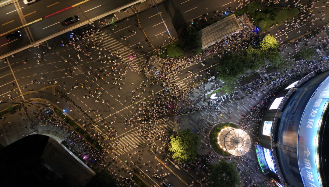 时代少年团上海演唱会近5万人到场,四分之一为未成年人!陪娃追星的家长:不理解但尊重