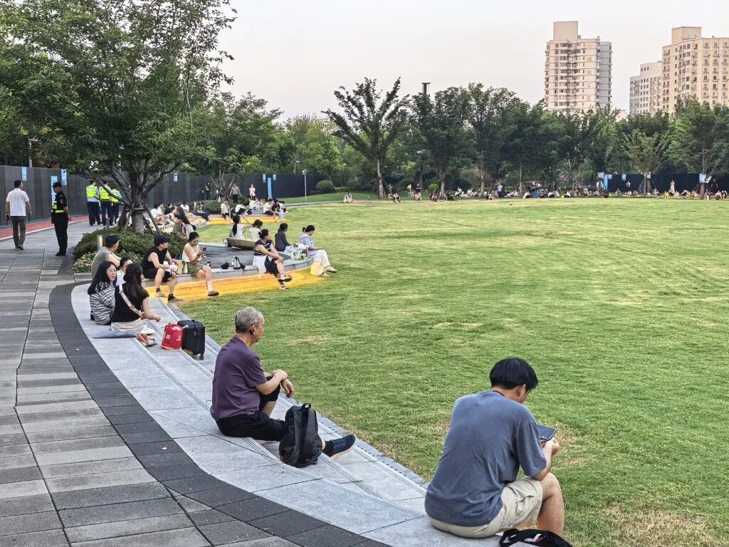 时代少年团上海演唱会近5万人到场,四分之一为未成年人!陪娃追星的家长:不理解但尊重,每一代人都有自己追的明星