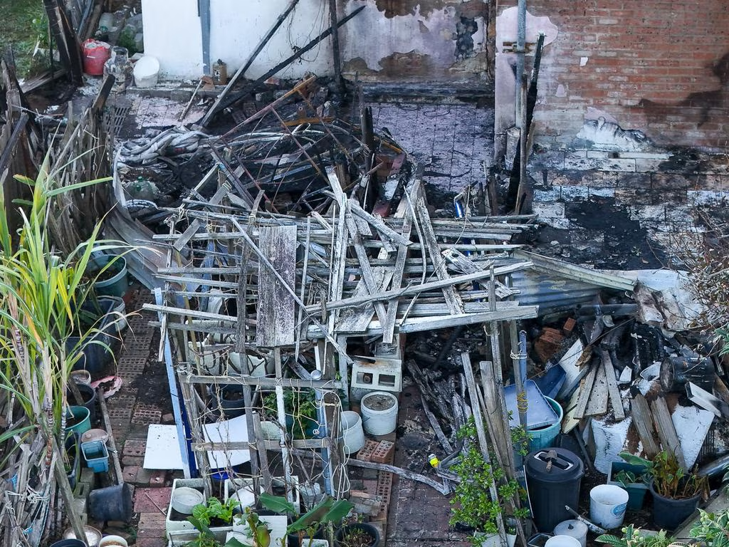 现场画面曝光!澳华人一家三口葬身火海,后院小屋几乎烧成废墟
