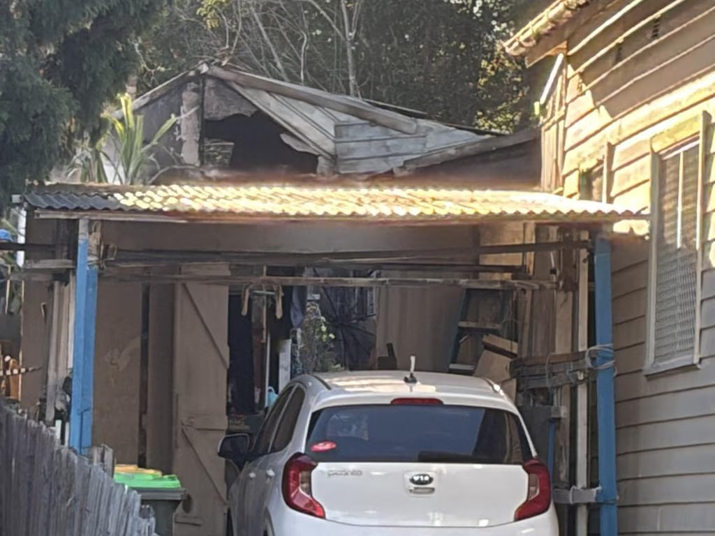 现场画面曝光!澳华人一家三口葬身火海,后院小屋几乎烧成废墟