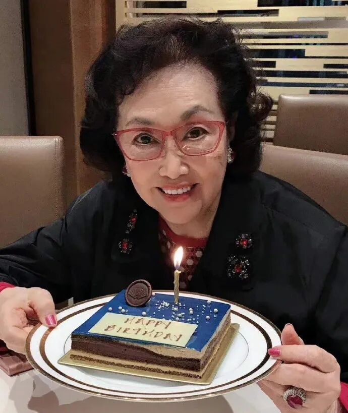传奇女星离世,享年93岁;她在上海长大,曾是香港最红歌舞明星,惊艳了一个时代,多首金曲传唱至今