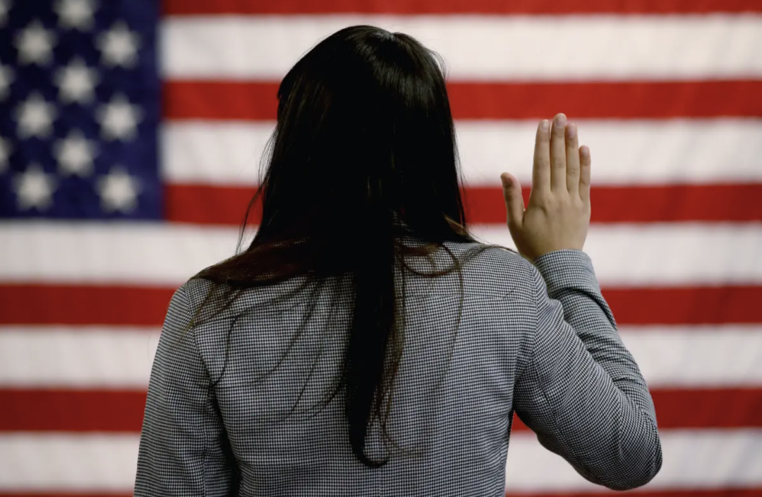 美国史上最大撤籍行动!华人在美30多年,如今因当年隐瞒这一事实,公民身份被取消