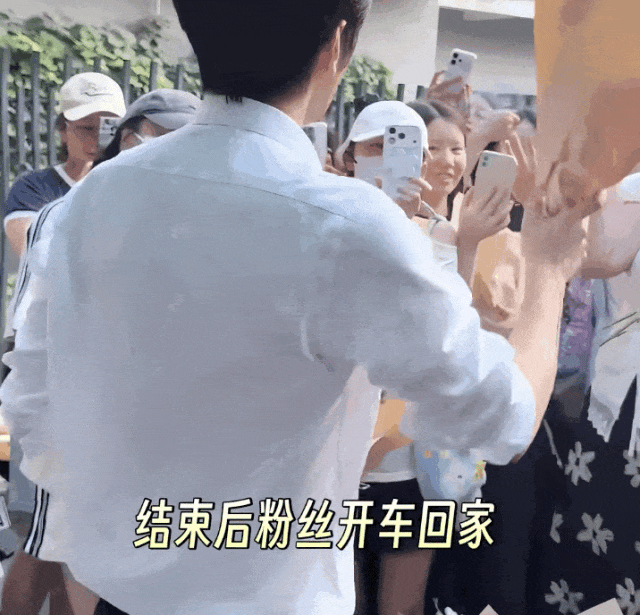 内娱第一个“穷出圈”的顶流,网友:没有黑料,全是笑料……