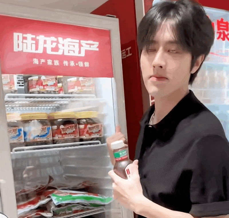 内娱第一个“穷出圈”的顶流,网友:没有黑料,全是笑料……