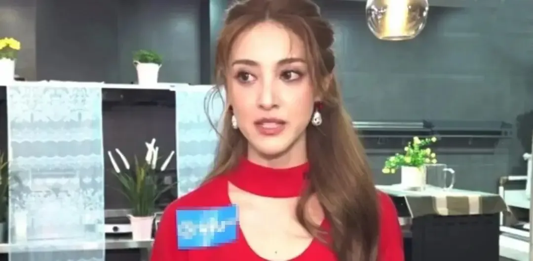 女演员带孩子看电影,孩子兴奋叫出声,被观众淋奶油,本人回应