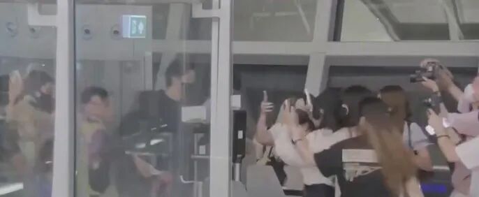 扰乱泰国机场，挑衅安保，谁给了这些粉丝撒泼的底气？