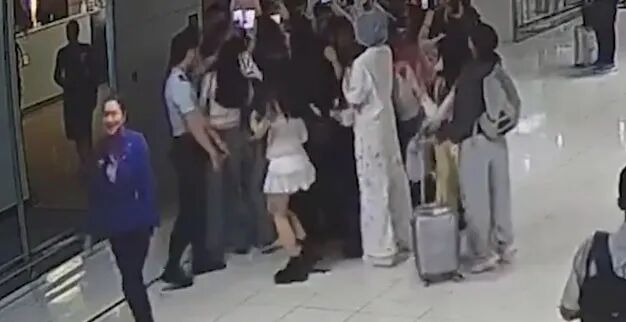 扰乱泰国机场，挑衅安保，谁给了这些粉丝撒泼的底气？