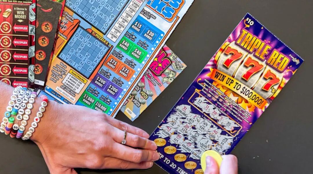 中了100万欧元,她却把彩票扔进垃圾桶!一群环卫工帮她翻6吨垃圾,真找到了!