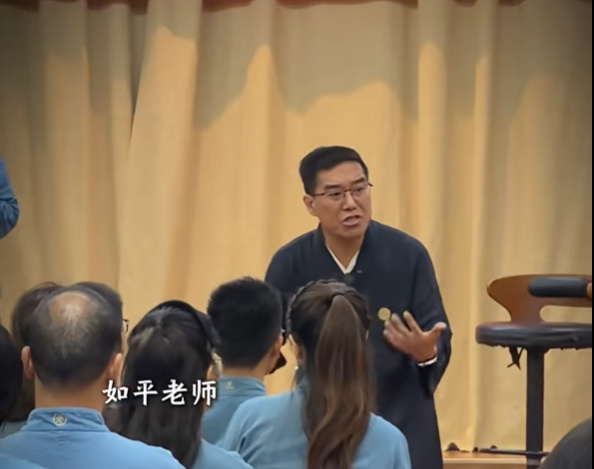 传销头目出狱变“国学大师”一人收12万，殴打性侵却被家长奉若神明