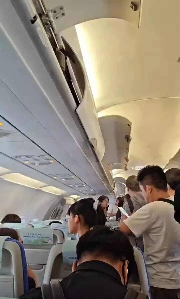 深圳网友称起飞滑行过程中遭遇雷击！航班延误3小时，旅客临时换机，航司回应