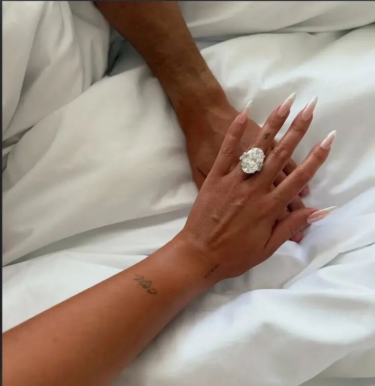 C罗结婚?2千多人围观婚礼,新娘被挤得动不了。然而...全被骗了