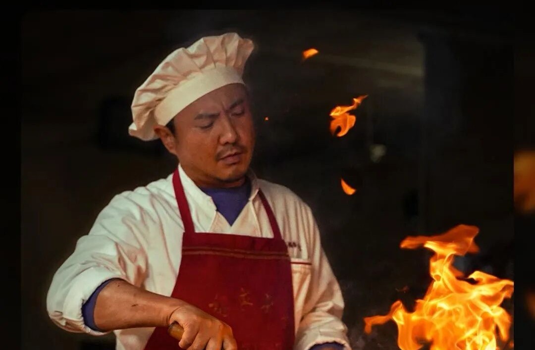 “沈腾影帝”冲上热搜,新片《欢迎来龙餐馆》预售票房破亿;其主演电影票房已破415亿元