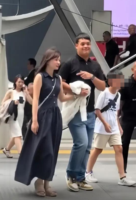 泰王室独苗“傻”王子公开日本女友！闹市牵手与民众热情互动，或因娶外籍退出夺嫡大战？