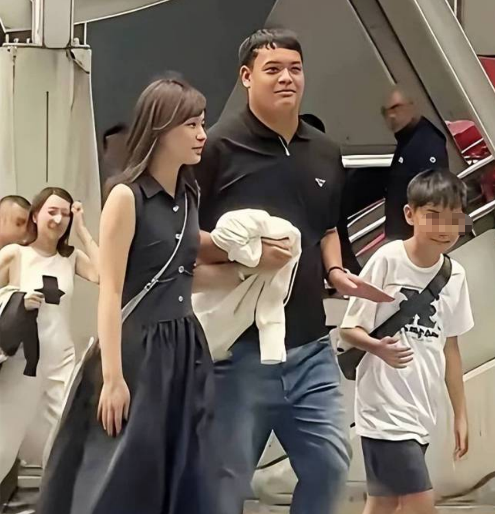 泰王室独苗“傻”王子公开日本女友！闹市牵手与民众热情互动，或因娶外籍退出夺嫡大战？
